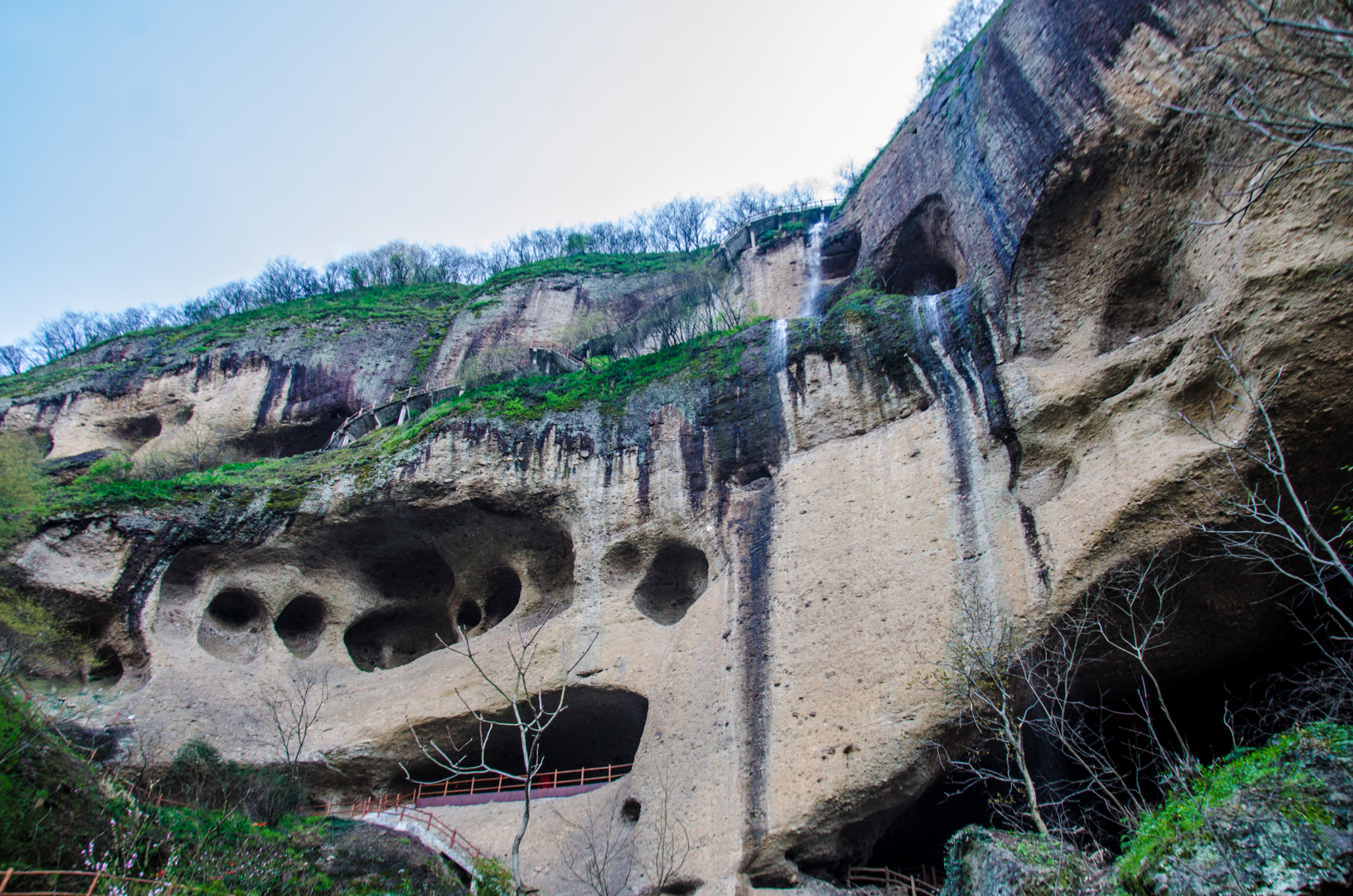 据悉,这些石窟石洞都是亿万年前的山体岩石或矿物质在风蚀,水蚀等作用
