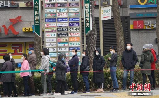 疫情:多国出现集体感染事件 疫情影响美国大选活动