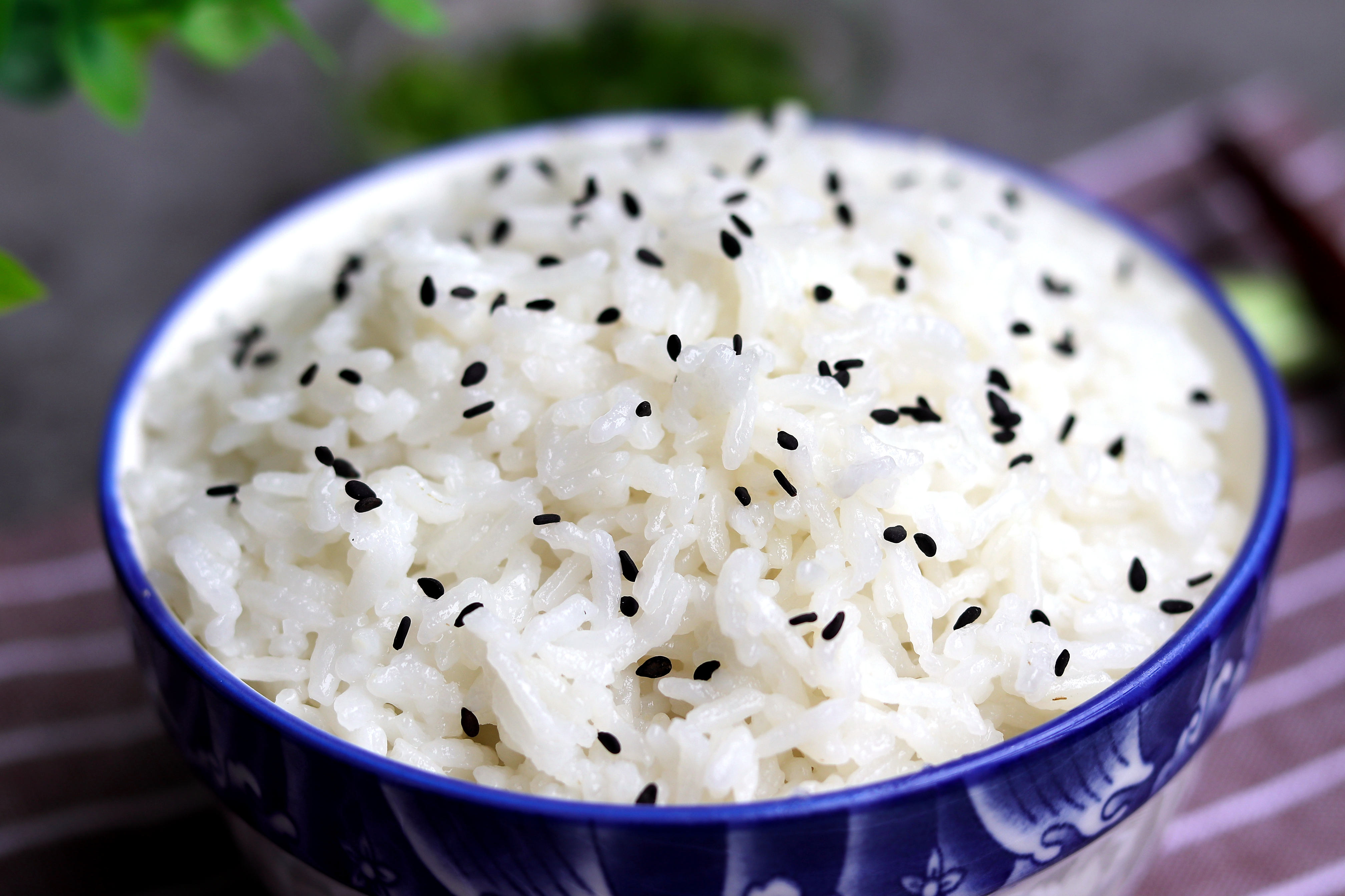 煮米饭时别急着下锅煮放入这2样米饭粒粒分明不粘锅又香甜