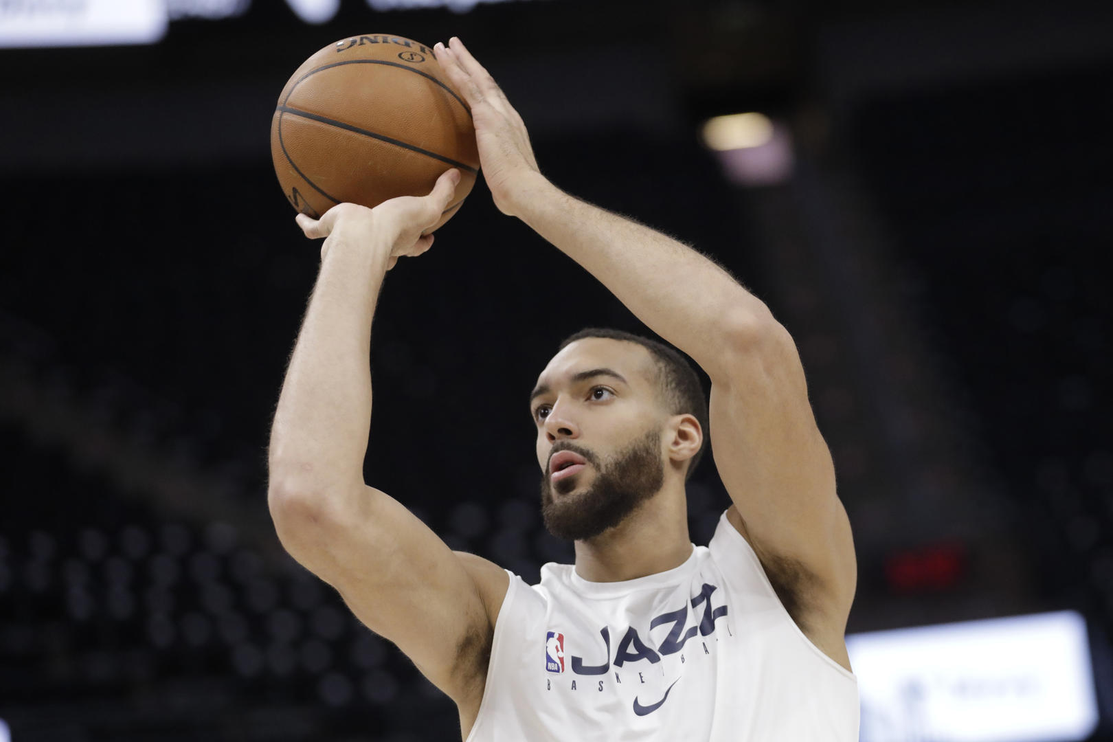 「戈贝尔」曝爵士球员戈贝尔感染新冠肺炎 NBA宣布暂停所有比赛