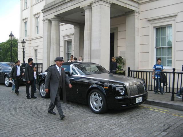 「疫情」英国富豪如何应对疫情：打“飞的”去国外检测，预定“末日地堡”