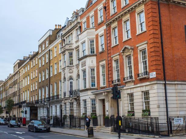 「疫情」英国富豪如何应对疫情：打“飞的”去国外检测，预定“末日地堡”