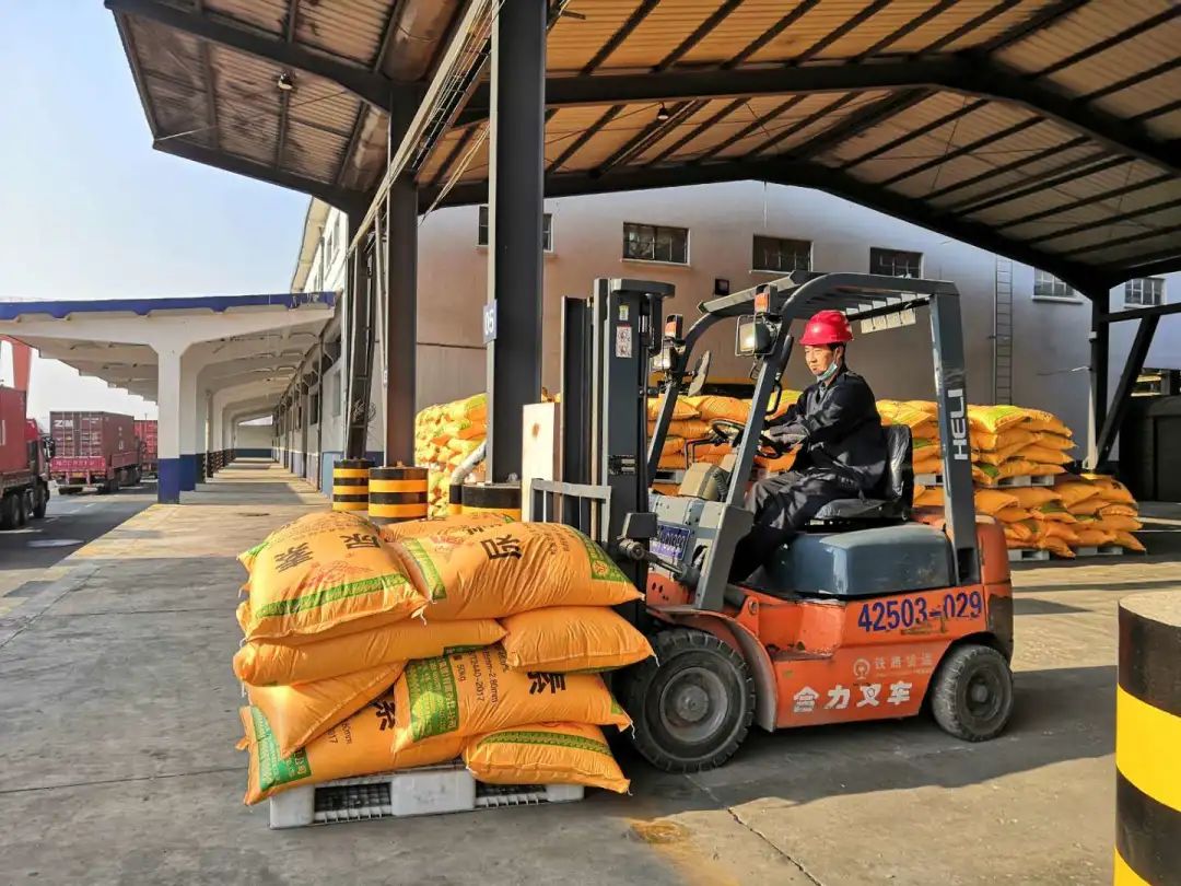 清晨,安徽蚌埠货运站内满载化肥,种子等农用物资的汽车进进出出;铁路