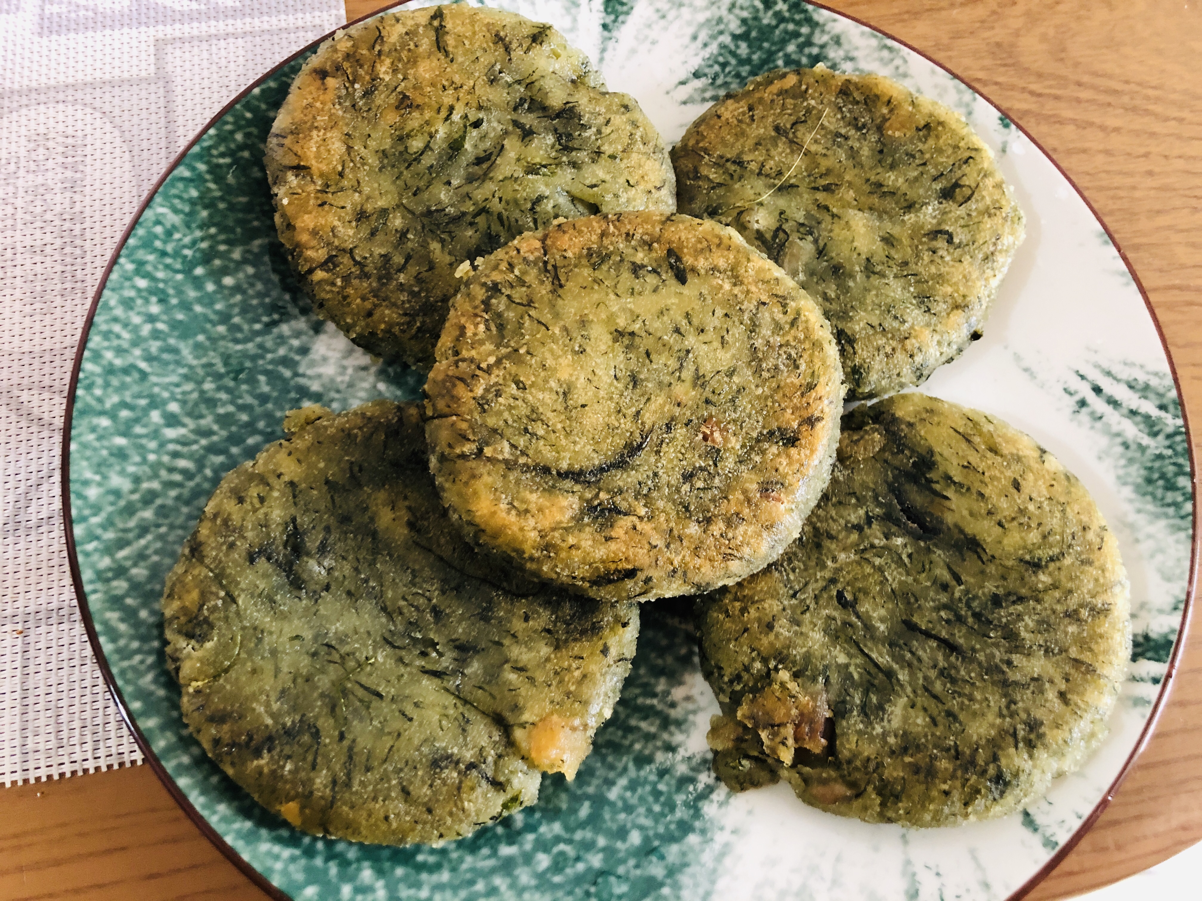 小篮子和妈妈一起去田埂里摘白蒿的嫩芽,然后回家剁碎做成蒿子粑粑吃