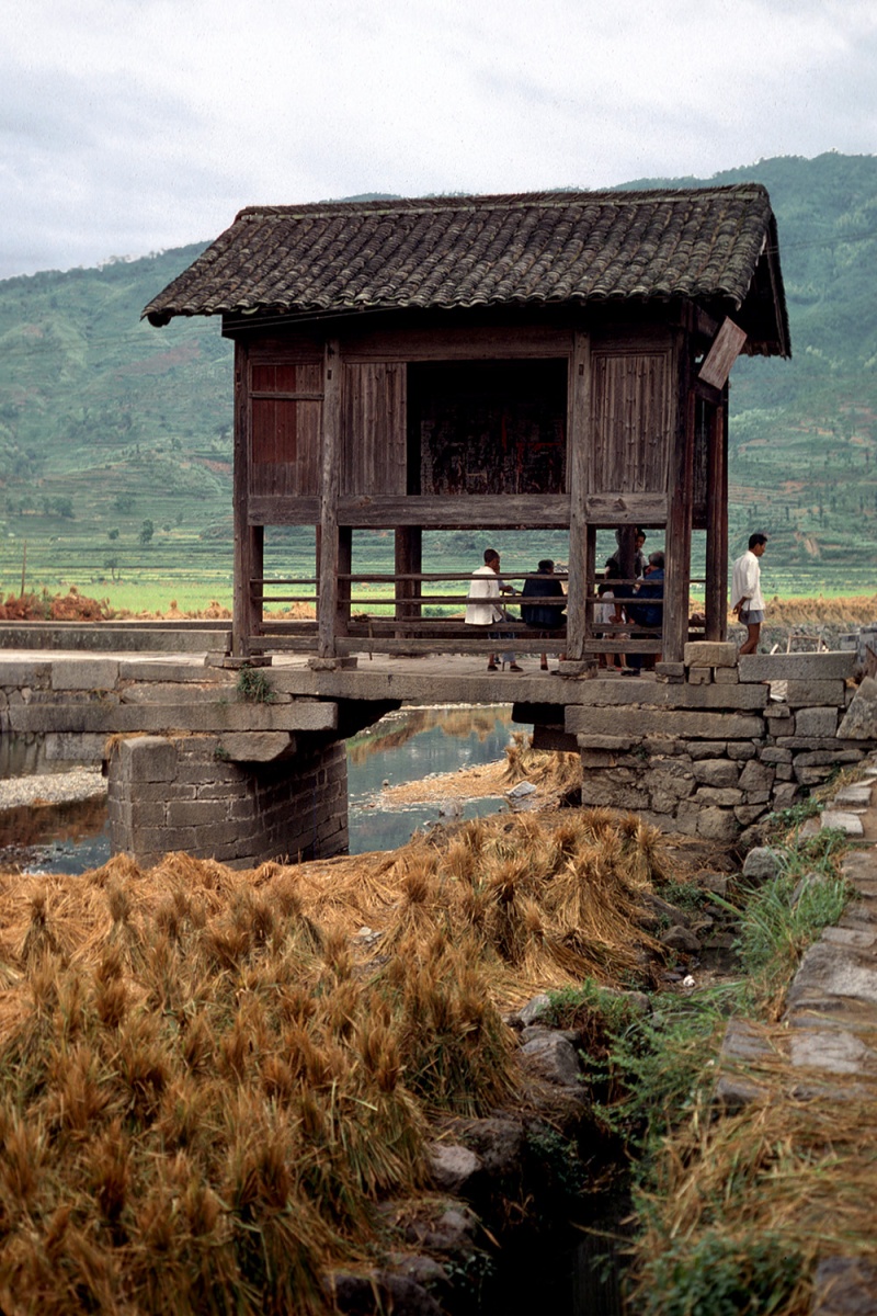 安徽黄山歙县1981年开放初期的棠樾村自然和谐的牌坊群