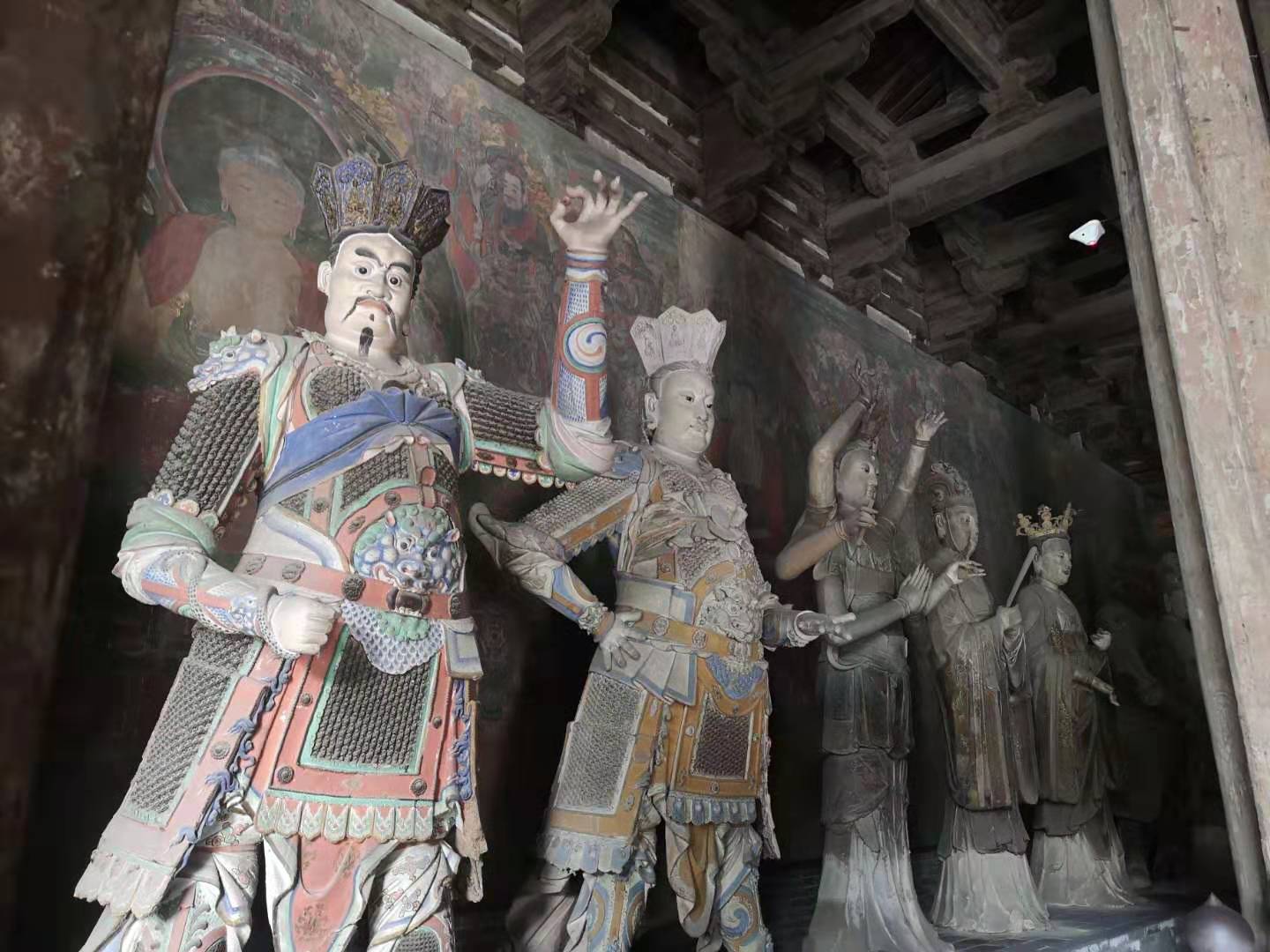 當然除了建築,在善化寺還可以看到不少遼代的雕塑遺存,比如大雄寶殿中