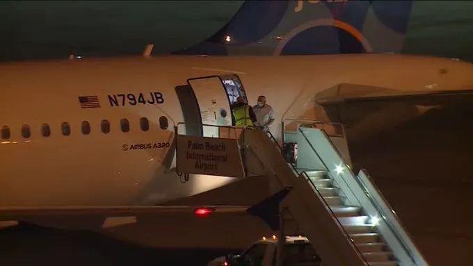 「国际」美国男子飞机上得知确诊，结果同机乘客就地解散了