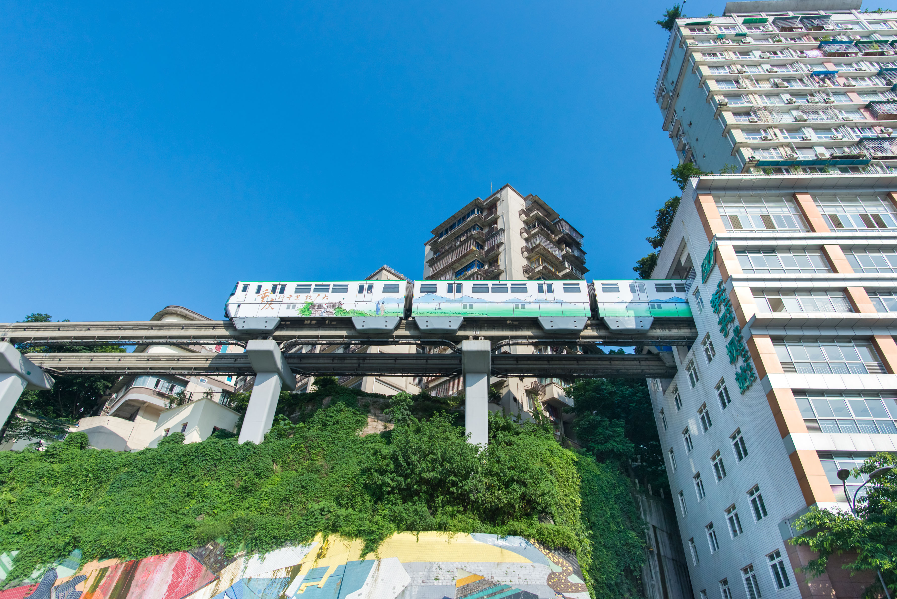 中国最网红的轻轨站凌空穿楼跟它的城市一样魔幻