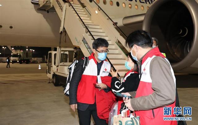 「医疗」中国专家赴意大利 援意中国抗疫医疗专家组抵达罗马