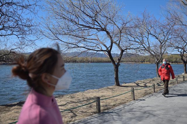 颐和园■颐和园西堤渐入花期，部分游览线路限流管控