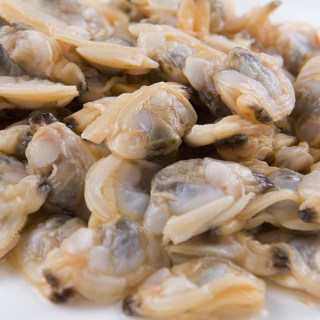 说是"拾",实则是"捡",把一个个蚬子壳里的肉拣出来.