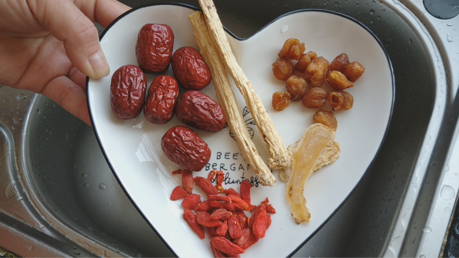 再准备一碗红衣花生,把它们全部清洗干净后,把党参剪小段,红枣去核剪