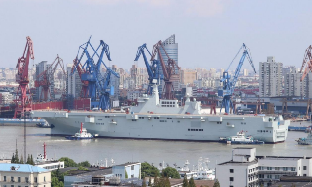 [中国第一艘075型两栖攻击舰于去年9月下水]