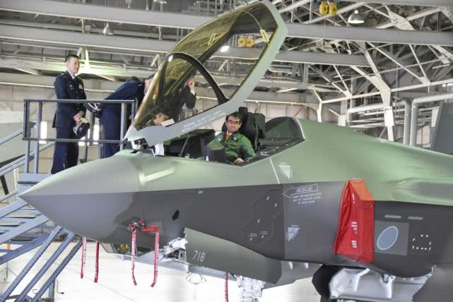 军事：日本防相视察F35战机 进座舱查看弹射逃生装置
