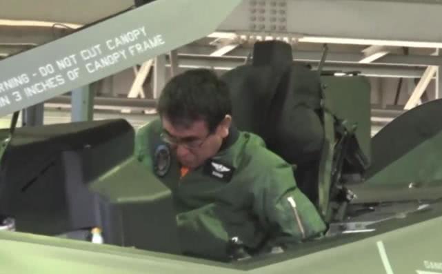 军事：日本防相视察F35战机 进座舱查看弹射逃生装置