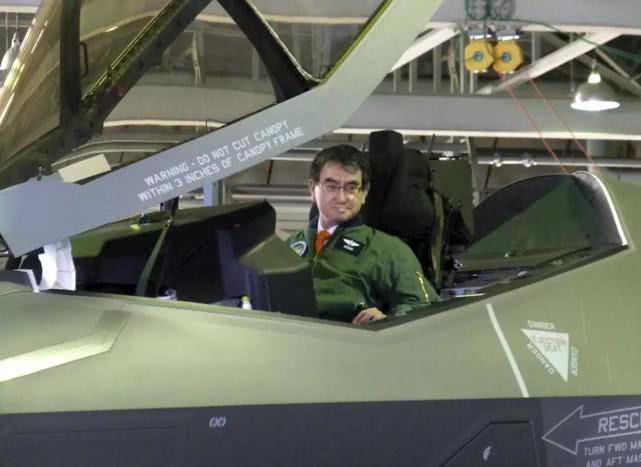 军事：日本防相视察F35战机 进座舱查看弹射逃生装置