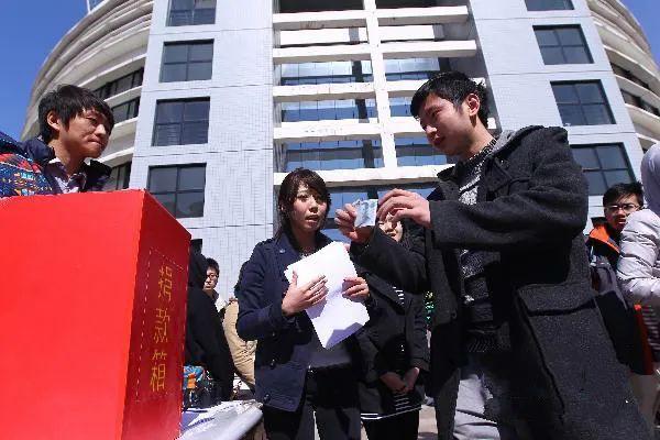 『疫情』全球114个国家疫情肆虐，钟南山再度“出征”：世界在沦陷，中国在拯救