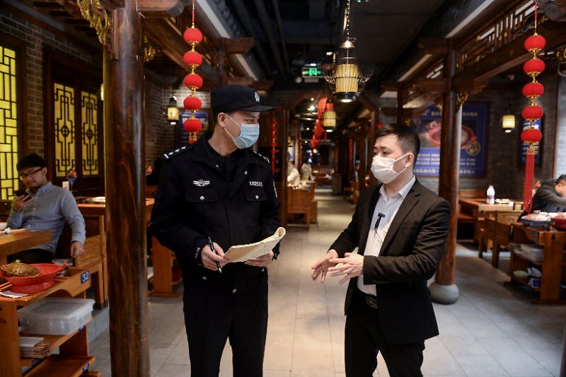 「社会」堂食打开的正确方式：“隔一桌”用餐、离座佩戴口罩