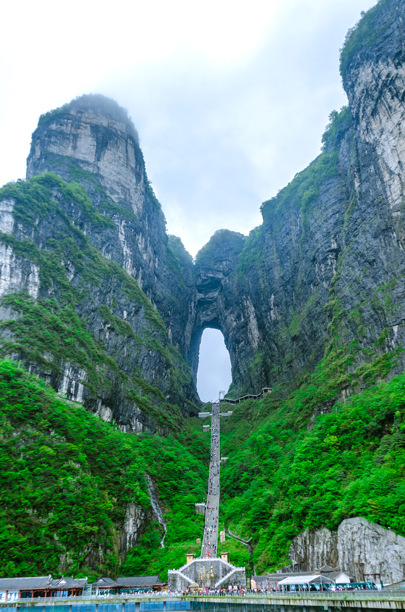 张家界罕见的世界奇观峭壁上的山洞南北对穿宛若通天门户