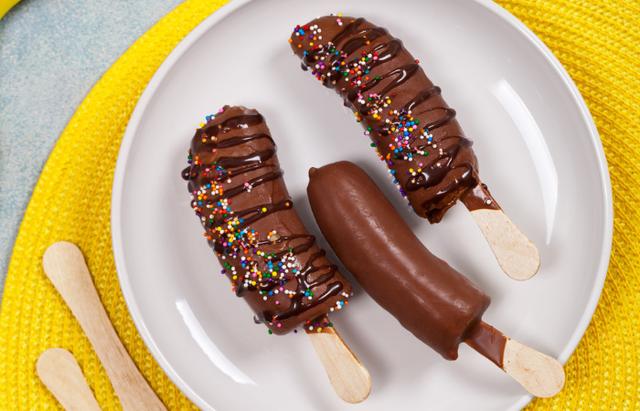 口感酥脆的香蕉,大家有没有吃过?上面抹上巧克力口味十分的独特_人民