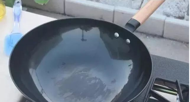 刚炒完菜马上洗锅好吗?这样洗锅洁净如新,铁锅油垢一扫空