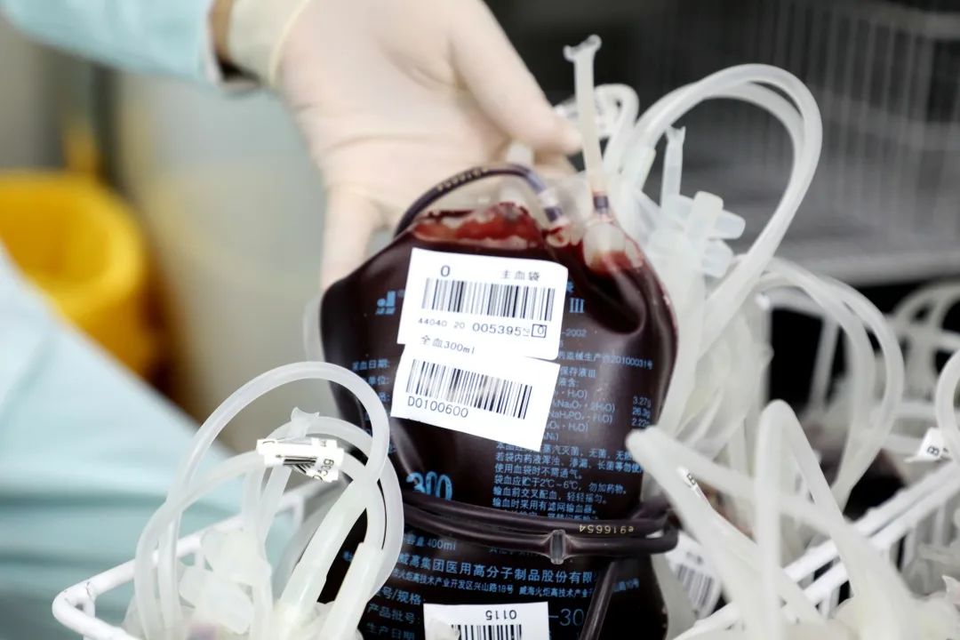 献热血齐战疫香洲献血活动首日106人献血29300毫升