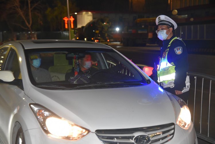 别心存侥幸,郑州交警五大队疫情期间执法不打烊