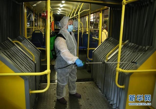 「医用口罩」身穿警服持枪打劫!10万个医用口罩