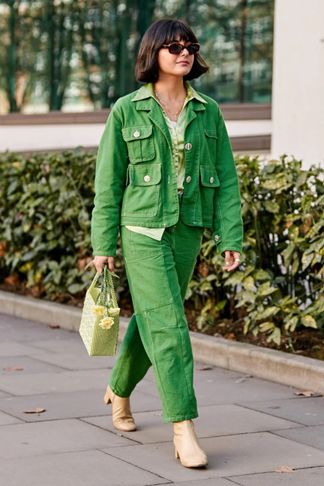 滑绸缎搭配英气工装外套,一硬一软的矛盾冲突感轻易化解全身绿的乏味