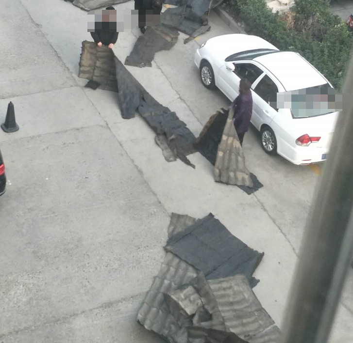 『』北京突起10级狂风，不明黑色物体从天而降，违建物砸坏路边停车