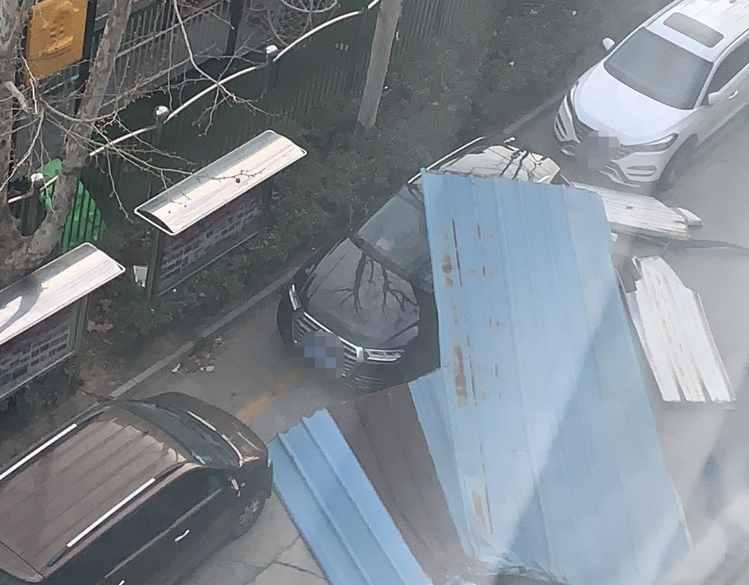 『』北京突起10级狂风，不明黑色物体从天而降，违建物砸坏路边停车