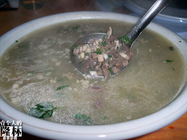 "羊瘪汤"是居住在石山地区苗族人家利用山羊的内脏制作的一道风味独特