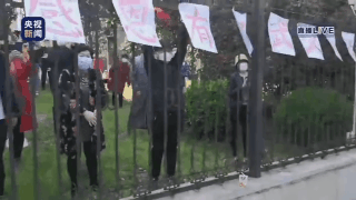 「」武汉居民与医疗队队员隔着铁栏杆互相鞠躬感谢