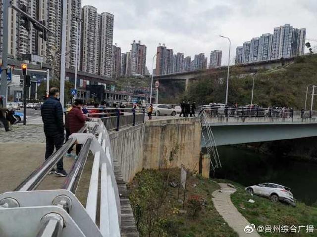 [社会]新手司机冲下七米高坎 因驾车之前做了这事才保她安然！
