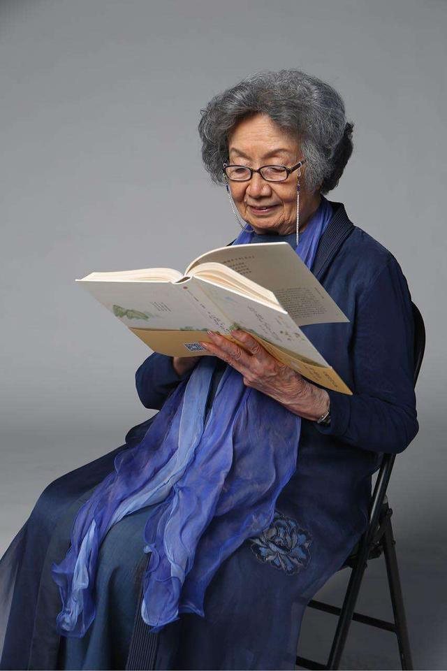 孩子从小背古诗有用吗?"诗词女神"叶嘉莹用她95年的人生告诉你