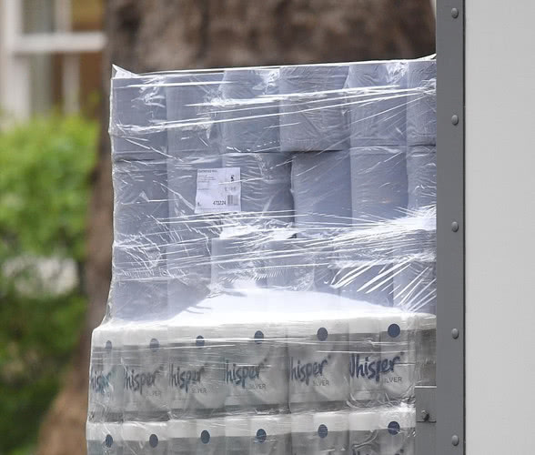 [英国首相]英国首相公开呼吁不要囤货，背地里却买了两卡车生活物资