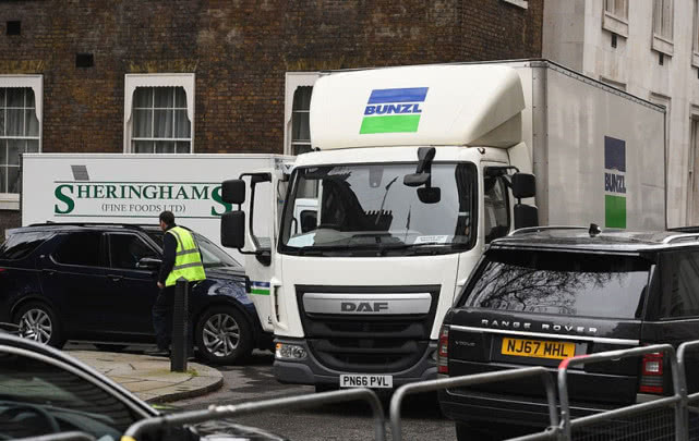 [英国首相]英国首相公开呼吁不要囤货，背地里却买了两卡车生活物资