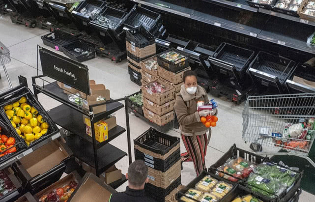 [英国首相]英国首相公开呼吁不要囤货，背地里却买了两卡车生活物资