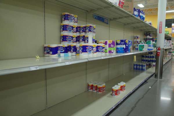 「疫情」疫情期间居民疯抢厕纸 荷兰首相：别慌，库存够全国使用10年