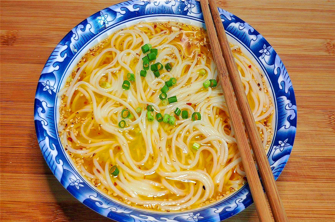 煮面条时经常不劲道还起坨大厨记住3点面条劲道汤水清澈