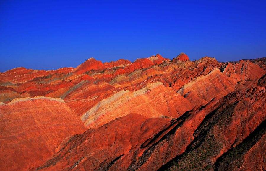 它被称为河西四郡之一的张掖郡,有各色的山丘,地貌奇特的丹霞
