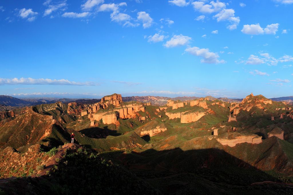 它被称为河西四郡之一的张掖郡,有各色的山丘,地貌奇特的丹霞
