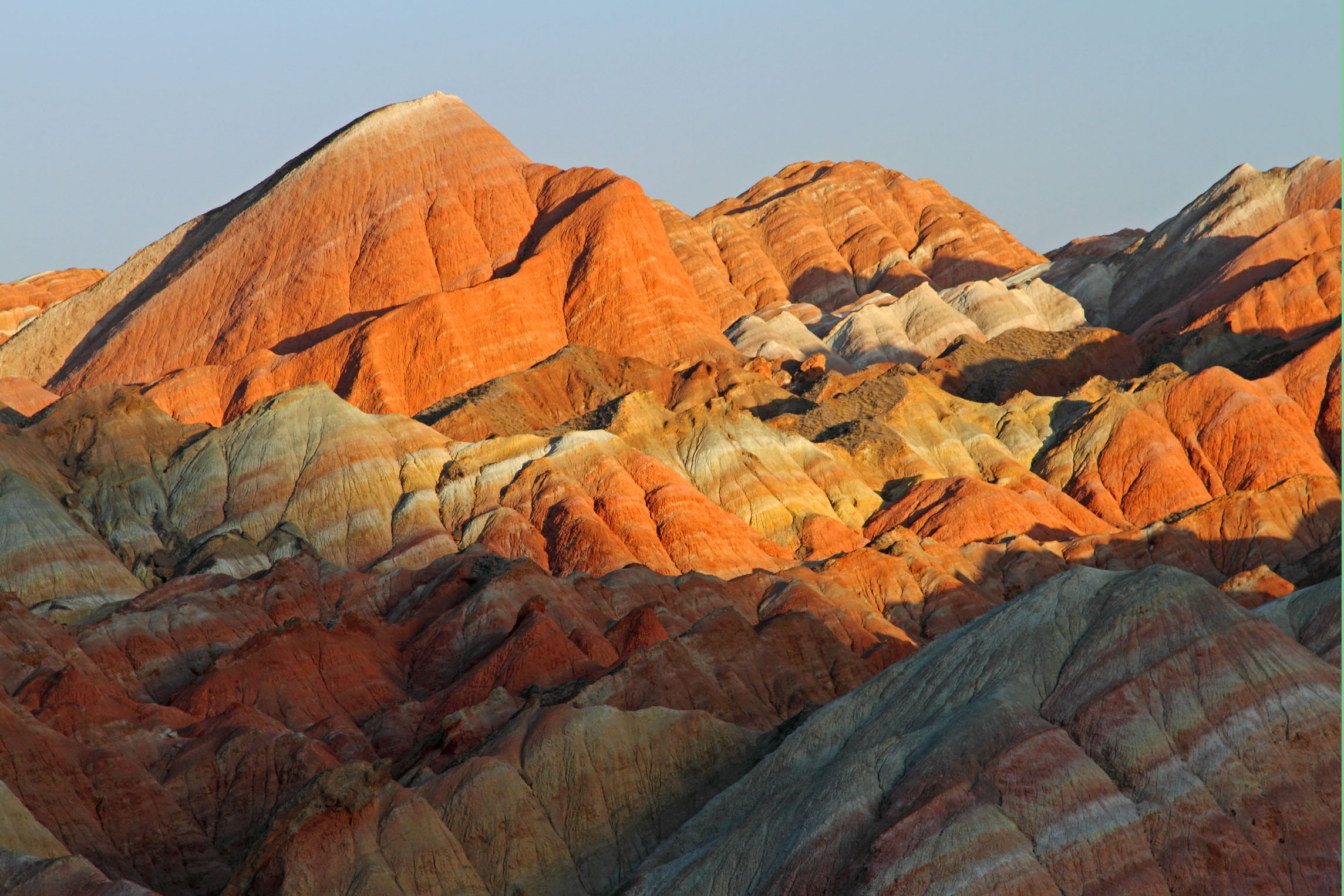 它被称为河西四郡之一的张掖郡,有各色的山丘,地貌奇特的丹霞