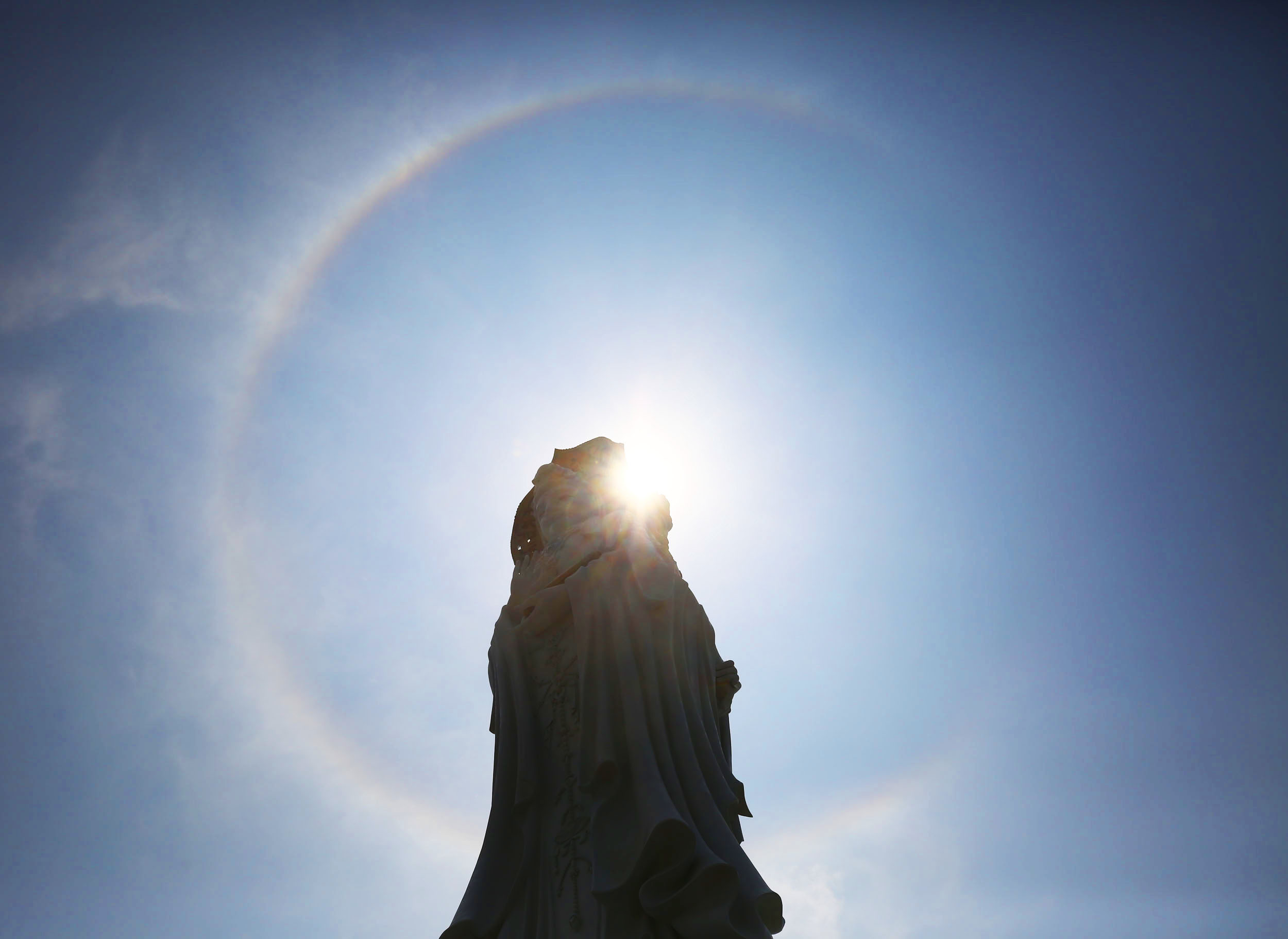 三亚南山:春分日晕景观 如"佛光"绚丽迷人