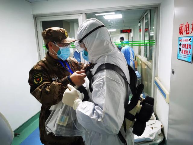 #军事#抗疫一线｜帐篷实验室、便携隔离器……他们用这些装备保障了前方专家组