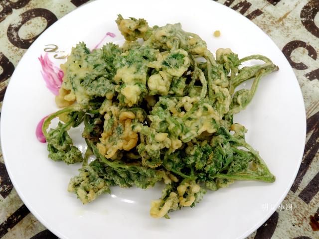 酥脆清香的油炸艾蒿就做好了,简单好吃,赶快学会了,做给家人吃吧!