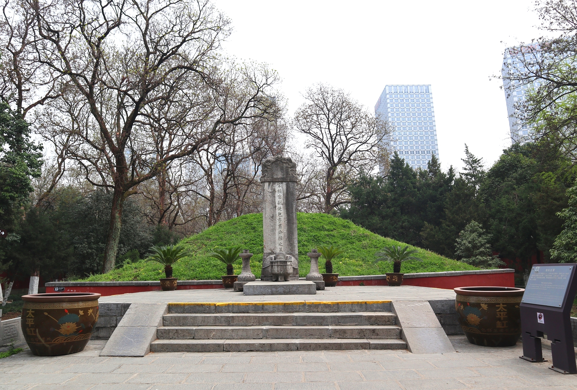 包公园是为纪念北宋著名清官包拯而建,包公园由包公祠,包公墓,清风阁