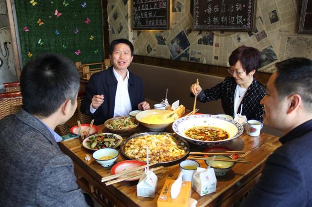 四川南充市领导带头下馆子为餐饮业加油打气