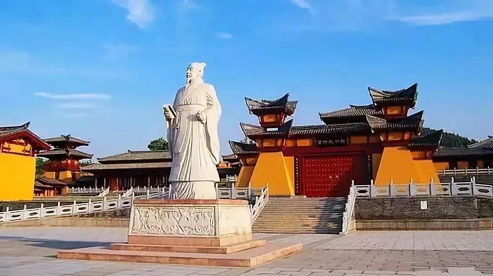 西连临淄城区, 北邻中国古车博物馆 东望"东方金字塔"——田齐王陵 从