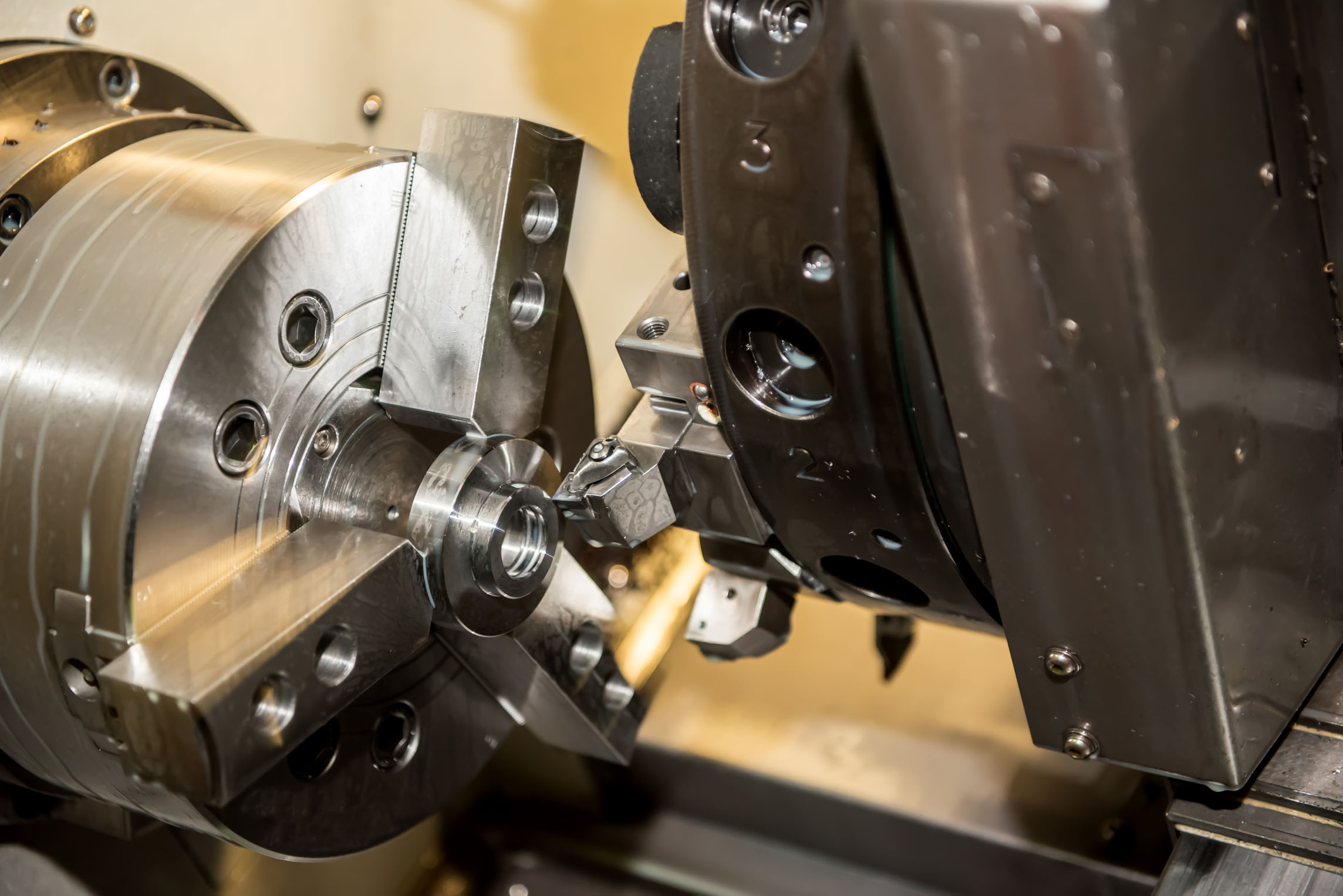 机加行业中,对于减速器等回转体类工件,往往都需要使用车削加工,来